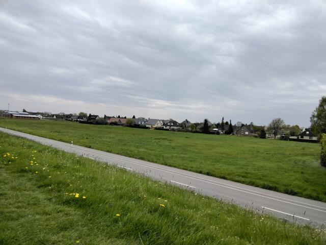 An dieser Stelle soll in Over der Deichverteidigungsplatz samt Halle und Wall errichtet werden. Bis in die 1960er Jahre diente das Gelände als Spülfeld für Schlick aus der Elbe | Foto: Schutzgemeinschaft Over