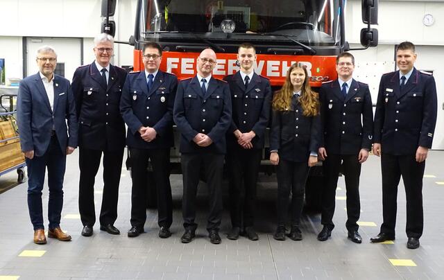 Ernannte und Gratulanten (v. li.): Samtgemeinde-Bürgermeister Olaf Muus, stellv. Ortsbrandmeister Hans-Heinrich Benecke, Björn Drewes, Tim Rautenberg, Maximilian Rautenberg, Swantje Huuk, Ortsbrandmeister Stefan Drewes und stellv. Gemeindebrandmeister Sebastian Seier | Foto: Pressestelle Feuerwehr Samtgemeinde Hanstedt