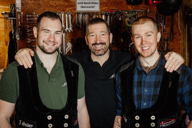 Das Team von HBVoss-Holzbau: Geschäftsführer Holger Voß (Mi.) mit den Zimmerern Justin Subey (li.) und Clemens Voß | Foto: Lila&amp;Plietsch