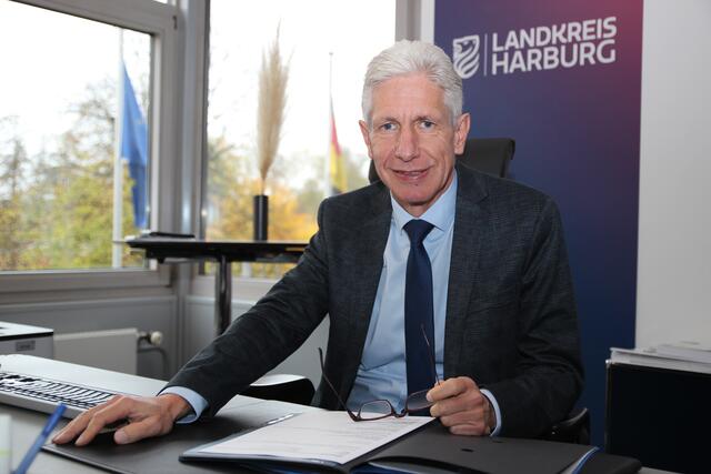 „Wir baden politische Versprechungen von Bund und Land aus“, beschreibt Landrat Rainer Rempe die Situation der Landkreise | Foto: Landkreis Harburg