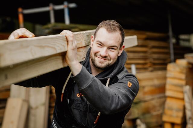 Zimmerer Justin Subey  bei der Arbeit | Foto: Lila&amp;Plietsch