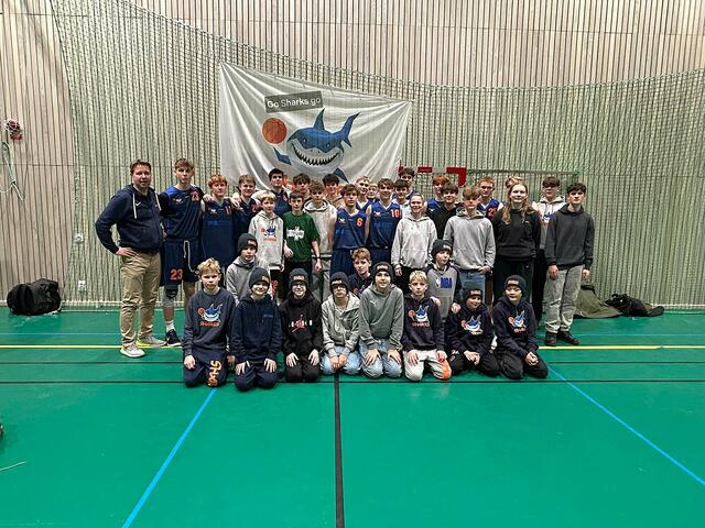 Head-Coach Lars Mittwollen (li.) mit seinen Nachwuchsteams | Foto: Sharks