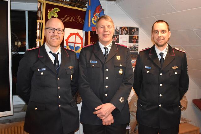 Führungswechsel in Hagen: Das neue Führungsduo Florian Dankert (li.) und Jens Lehmann nimmt den ehemaligen Ortsbrandmeister Hans Peters in die Mitte | Foto: Freiwillige Feuerwehr Hagen