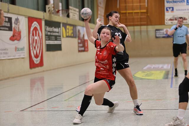 In dieser Szene behauptet Hollenstedts Marieke Brucks den Ball vor Karla Mudrow vom SV Altencelle | Foto: cc