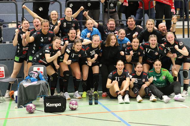 Das jubelnde Luchse-Team mit drei seiner Fans nach dem Spiel in der Buchholzer Nordheidehalle | Foto: cc