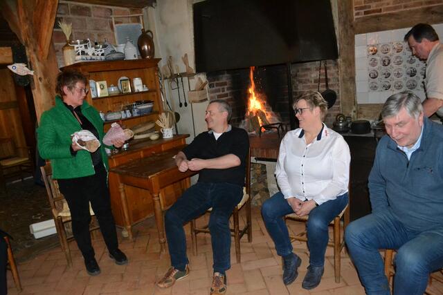 Sonja Kröger überreichte den Podiumsgästen zum Dank eine deftige Brotzeit | Foto: bim