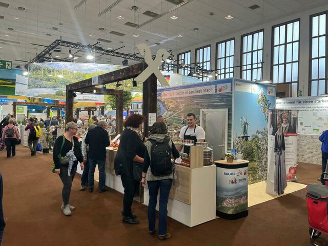 Am Messestand schauen sich immer wieder interessierte Besucher das Angebot an | Foto: Hilke Ehlers
