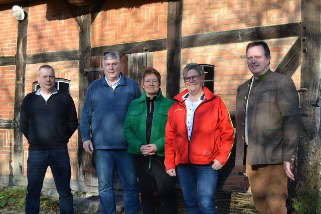 Die Gastgeber Sonja Kröger (Mi.) und Klaus-Detlef Kröger (re.) mit ihren Podiumsgästen (v. li.): Tostedts Gemeindebrandmeister Sven Bauer, Gerhard Schierhorn vom Vorstand der Interessengemeinschaft Grundwasserschutz Nordheide und Margret Holste, Vorsitzende der DLRG Tostedt | Foto: bim