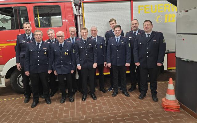 Über die ausgesprochenen Beförderungen und Ehrungen bei der Feuerwehr Lindhorst freuen sich: stellvertretender Gemeindebrandmeister Andreas Brauel (v.l.) , Thomas Micketeit, Hans-Heinrich Beecken, Martin Völsch, Claus Beecken, Henry Meyer, Jürgen Völsch, Thies Flügge, stellvertretender Ortsbrandmeister Björn Micketeit, Gemeindebrandmeister Rainer Wendt und Ortsbrandmeister Markus Neuse. | Foto: Feuerwehr Seevetal