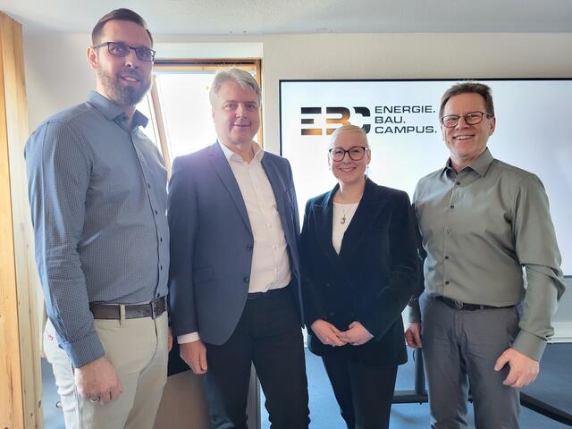 V. li.: Karsten Rochholt (Karo Energieberatung GmbH), Dr. Peter Dörsam (Samtgemeindebürgermeister), Nadja Weippert (Bürgermeisterin) und Ingo Gottschalk (Gottschalk Ingenieurbüro) | Foto: sh