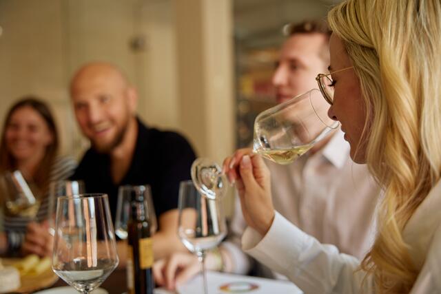 Die Wein-Erlebnistour kombiniert eine Weinverkostung mit einem kurzweiligen Gang durch die Stader Altstadt. | Foto: Rindchen`s Weinkontor