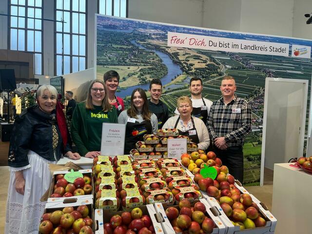 Das Team am Messestand aus dem Landkreis Stade wird unterstützt von Azubis der hiesigen Sparkassen | Foto: Hilke Ehlers