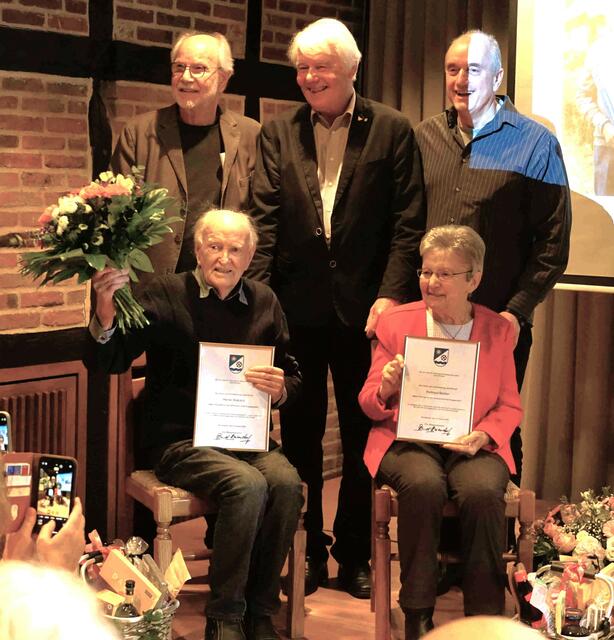 Freuten sich über die Ehrung: Heiner Braband (sitzend) und Waltraud Becker. Karl-Jochen Lewerenz (hi. li.) hielt die Laudatio für Braband,  Bernd Beierstorf (hi. Mi.) überreichte die Urkunden, Frank Dohnke hielt die Lobrede auf Waltraud Becker | Foto: Burkhard Schonlau