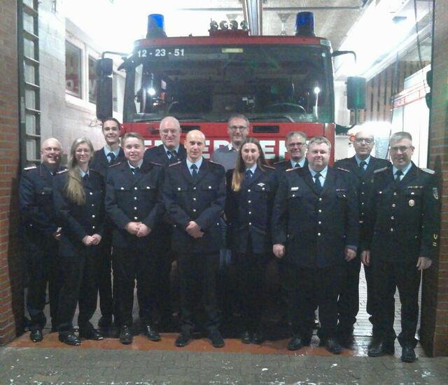 Alte und neu gewählte Wehrführung, geehrte, beförderte und Ehrengäste
Ersteller: Gemeindepressewart Freiwillige Feuerwehren Rosengarten Ingar Braf
Foto 2
Alte und neu gewählte Wehrführung
Ersteller: Gemeindepressewart Freiwillige Feuerwehren Rosengarten Ingar Braf | Foto: Gemeindepressewart FF Rosengarten Ingar Braf