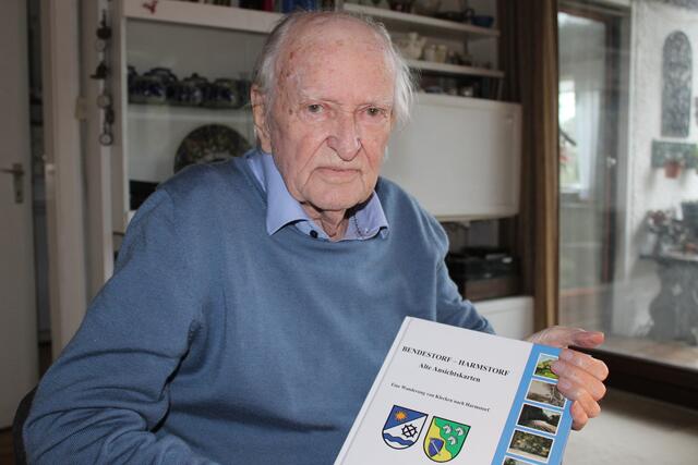Heiner Braband (86) gab unter anderem den Band "Bendestorf-Harmstorf in alten Ansichtskarten" heraus | Foto: pöp