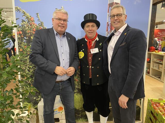 Drei Bürgermeister (v.li.): Matthias Riel (Jork), Timo Gerke (SG Lühe) und Knut Willenbockel (SG Horneburg) | Foto: Timo Gerke