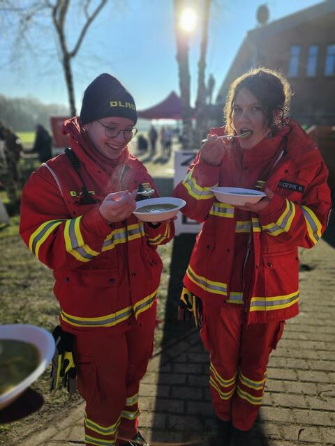 Die Helferinnen des DLRG wärmten sich an leckerer Suppe | Foto: Handtke