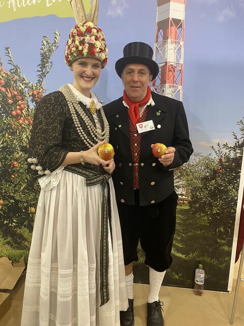 Timo Gerke mit der Altländer Blütenkönigin Linn Schuback | Foto: Timo Gerke