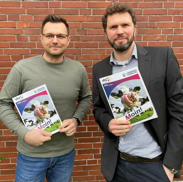 René Wex (li.), Leiter Kundenservice und Verwaltung und Stefan Baumann, Gesamtleiter mit dem neuen Programmheft | Foto: Landkreis Harburg