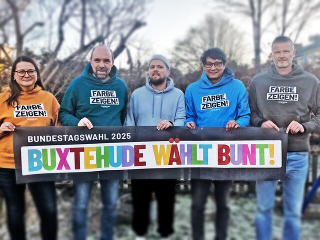 Genau ein Jahr nach der Kundgebung "Buxtehude steht auf!" startete der Bunte Block Buxtehude (hier mit Rapper Normen Superior, Mitte) zur Bundestagswahl die Kampagne „Buxtehude wählt bunt - ein Bekenntnis für Demokratie und Vielfalt und gegen Hass, Hetze, Desinformation und Extremismus“ | Foto: Bunter Block Buxtehude