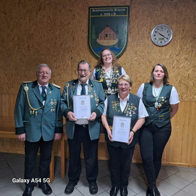 Ehrungen (v. li.): Ralf Bardenhagen (erster Vorsitzender), Heinz Gerhard Thielker (50 Jahre Mitglied), Nikola Grell (neues Vorstandsmitglied als stellvertretende Schriftführerin), Monika Mattner (40 Jahre Mitglied) und Tanita Müller-Baden (zweites Damen-Vorstandsmitglied) | Foto: Schützenverein
