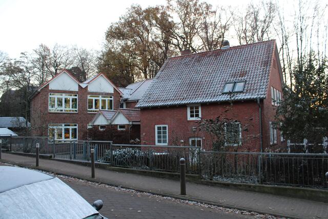 Der Fußweg vor der Grundschule müsste für die Reparatur komplett gesperrt werden. Deswegen will die Gemeinde die Zeugnisferien nutzen | Foto: pöp