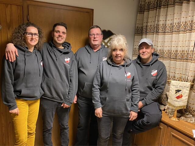 Der Vorstand des Pfeifenclubs Otter (v. li.): die neue zweite Vorsitzende Nicole Müller, Vorsitzender Florian Klug, Schriftführer Bernd Gätjens, Kassiererin Angela Klug und zweiter Kassierer Jens Kahl | Foto: Pfeifenclub Otter