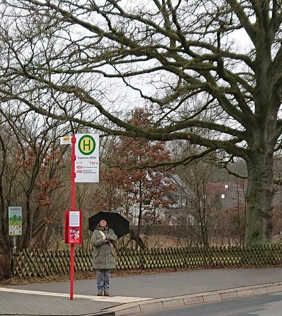 Andrea Droysen fährt regelmäßig ab Seppensen mit dem Bus - fühlt sich aber im Regen stehengelassen | Foto: Droysen