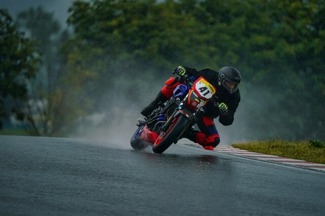Ein echtes Nordlicht: Bei Regen blüht der Hitt­felder Motorsportler so richtig auf | Foto: Tobias Gehrke