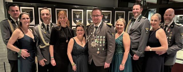 Majestät „Nils, der Jubiläumskönig vom Hochzeitswald“ und Königin Melanie sowie die Adjutantenpaare feierten einen rauschenden Ball | Foto: Schützenverein Heidenau