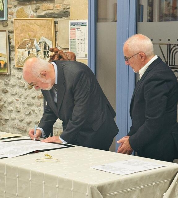 Dr. Harry Kalinowsky (li.) und Joël Ségot, Bürgermeister von Morlaàs, bei der Unterzeichnung des Dokuments für die Erneuerung der Partnerschaft zwischen Morlaàs und Tostedt | Foto: Regina Hartstock