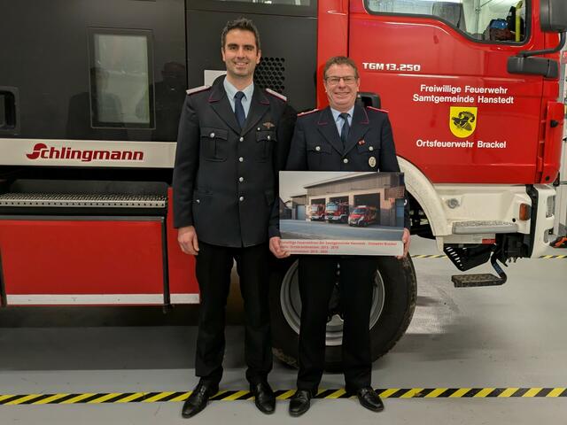 Der designierte Ortsbrandmeister Tobias Wiegel (li.) dankte seinem Vorgänger Thomas Sasse für dessen herausragendes
Engagement | Foto: Pressestelle Feuerwehr Samtgemeinde Hanstedt