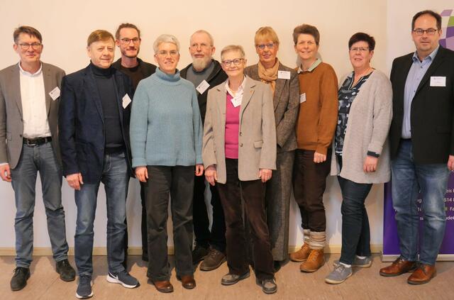 Der neue Buxtehuder Kirchenkreisvorstand (v.li.): Martin Krarup, Horst Klefke, Robert Schnücke-Melcher, Eva Gotthold, Jens Both, Ulrike Parey, Brigitte Klintworth, Dörte Joost, Elke Wiebusch Jens Monsees | Foto: Christa Haar-Rathjen