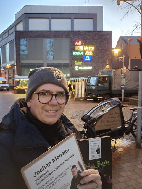 Machte mit Fahrrad Wahlwerbung auf dem Buchholzer Wochenmarkt: Jochen Manske | Foto: Jochen Manske