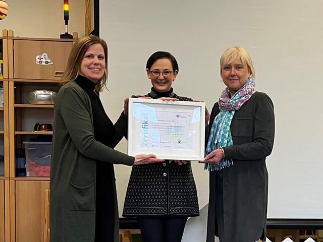 Zertifikatsübergabe im Januar (v. li.): Miranda Markert (Leiterin
Kindertagesstätte Hansestraße), Simone Freiwald (KIM Coach) uns Andrea Lange-Reichardt (Leiterin der Fachgruppe Jugend und Familie) | Foto: Kita Hansestraße