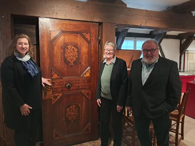 Museumsleiterin Ilona Johannsen (li.) mit Giesela Wiese und Prof. Dr. Rolf Wiese vom Heimat- und Museumsverein Winsen (Luhe) und Umgebung e.V. | Foto: Anika Werner