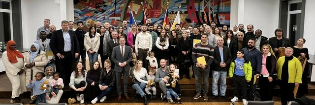 Die neuen Staatsbürgerinnen und Staatsbürger mit ihren Angehörigen | Foto: Daniel Beneke / Landkreis Stade