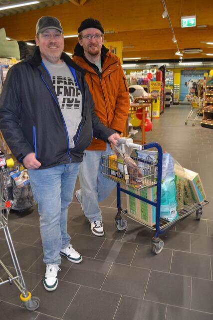 Marc und Sven Baden (v. li.) kauften für Hund "Yoschi" allerhand ein | Foto: bim