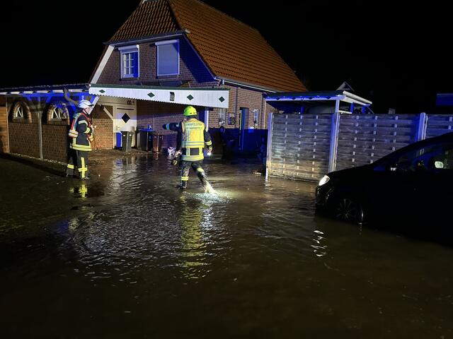 Die Wassermassen liefen zu einem Wohnhaus und fluteten dort den Keller | Foto: Nora Schmidt-Eustermann/FFW Harsefeld
