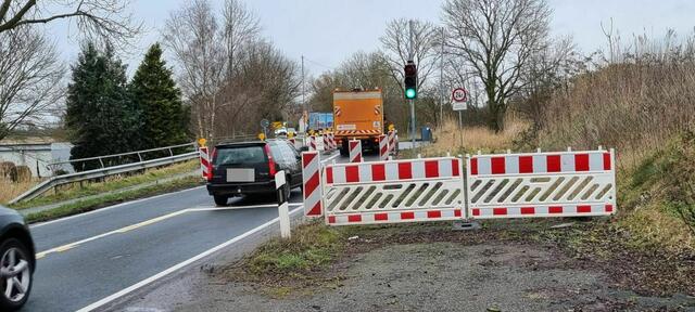 Die halbseitig gesperrte Brücke ist ein Nadelöhr im Verlauf der Landesstraße 111 | Foto: ig