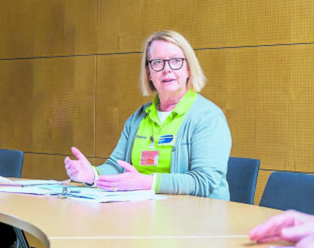 Apothekerin Annelore  Bansemer im Gespräch mit Gesundheitsexperten im Deutschen Bundestag | Foto: easy Apotheke