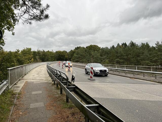 Seit Anfang Oktober ist die Brücke im Verlauf der Horster Landstraße nur einspurig befahrbar | Foto: sra