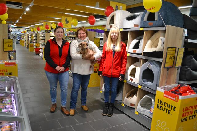 Futterhaus-Inhaberin Anke Kressin-Pulla (Mi.) mit "Sherlock", Marktleiterin Claudia Heinzel (li.) und Anja Röhrs, mit 27,5 Jahren dienstälteste Angestellte | Foto: bim