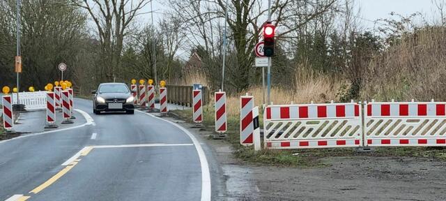 Diesen Anblick kennen die Pendler zur Genüge: Die Ampel vor der Brücke zeigt Rot | Foto: ig
