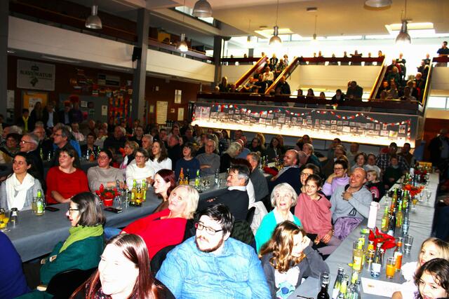 Volles Haus: Die über 200 Besucher füllten die Aula und saßen mangels Stühlen auch auf den Treppen | Foto: ce