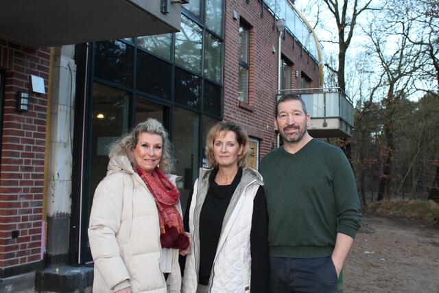 Maklerin Miriam Bersuch (li.) vermietet die Wohnungen für die Bauherren Sandra und Holger Voß | Foto: pöp
