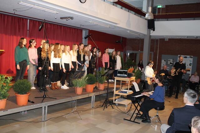 Die Chorklasse der Oberschule begeisterte ebenfalls mit Popsongs auf der Bühne | Foto: ce