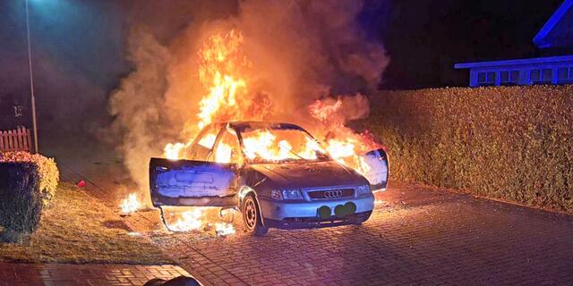 Der Audi stand vollständig in Flammen, als die Feuerwehr eintraf | Foto: Feuerwehr Sauensiek