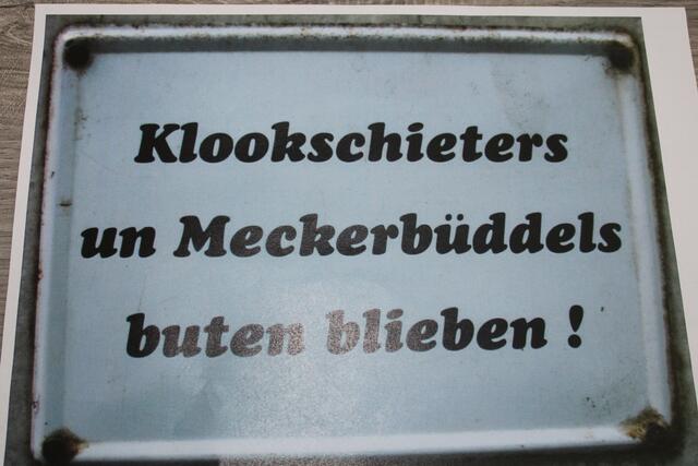 Bauherr Holger Voß hat einen - mit Humor zu nehmenden - Hinweis: "Klugsch... und Meckerbüdel müssen draußen bleiben!" | Foto: pöp