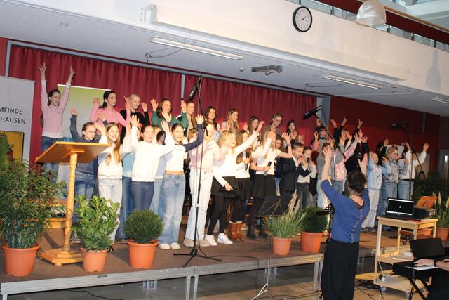 Die Chorklassen der Oberschule und des Gymnasiums performten gemeinsam den Popsong "Price Tag" von Jessie J | Foto: ce